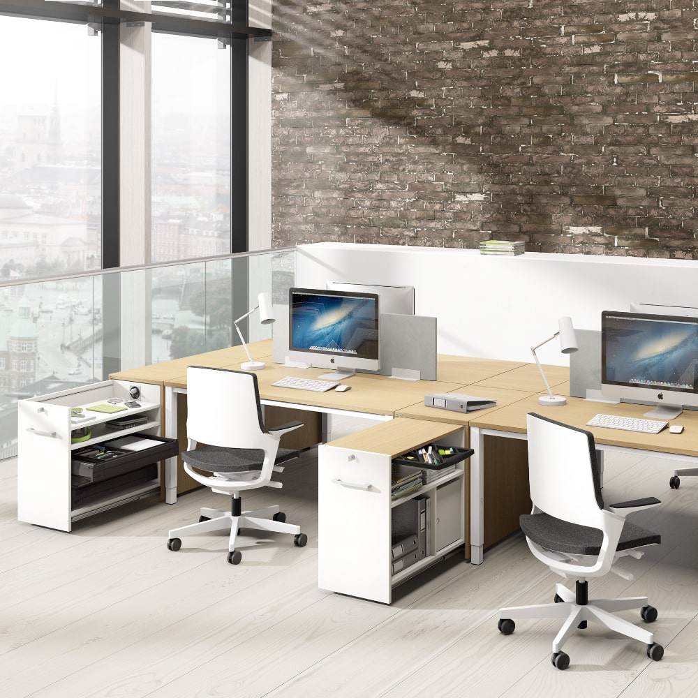 Ein Musterbüro mit Systemschränken neben Schreibtischen, davor stehen Bürostühle